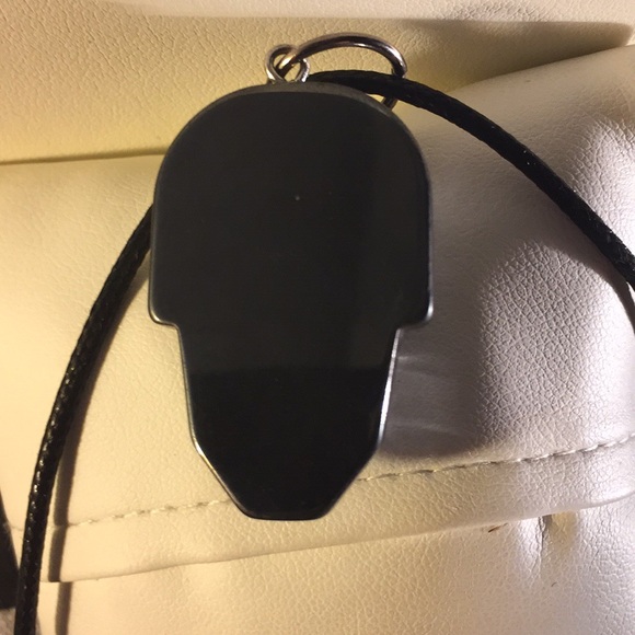 Hand-carved Hematite Black Skull pendant - Picture 6 of 14